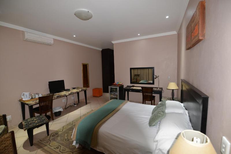 Attaché Guest Lodge & Health Spa - image 9
