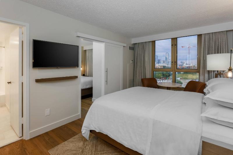 1 King & 1 Queen, Club level, 2 Bedroom Suite, Balcony image 1