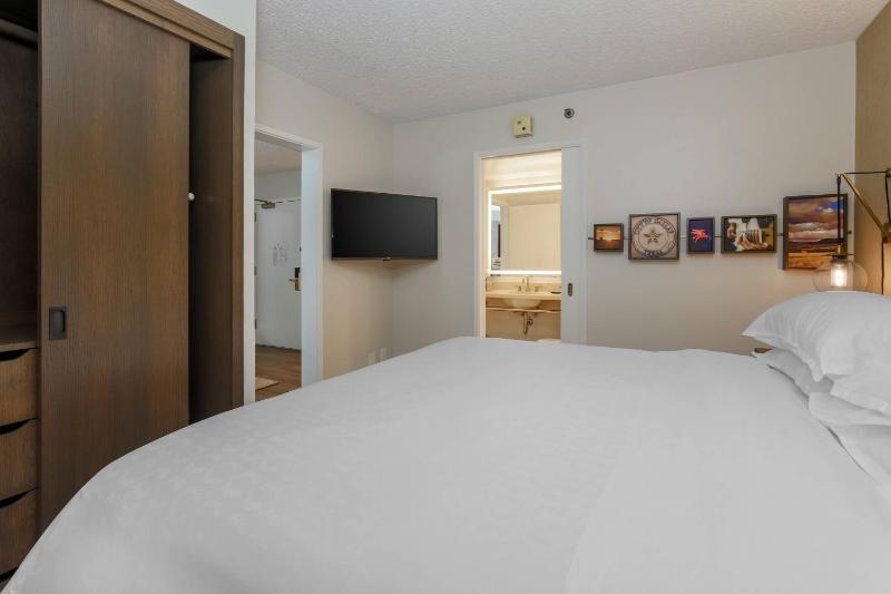 Sheraton Suites Market Center Dallas - image 10