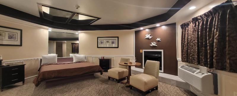 Deluxe King Suite image 3