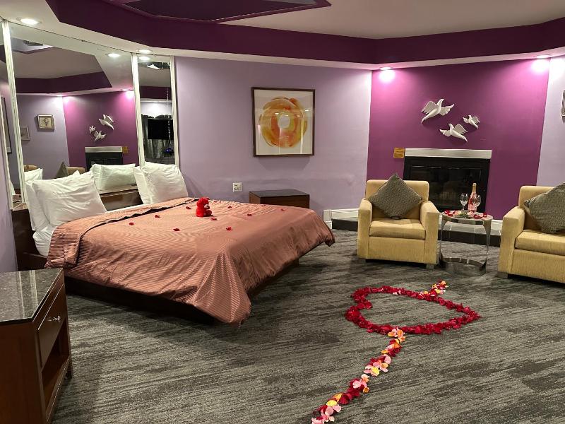 Suite with Private Pool image 4