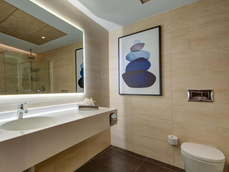 Superior King Room image 3