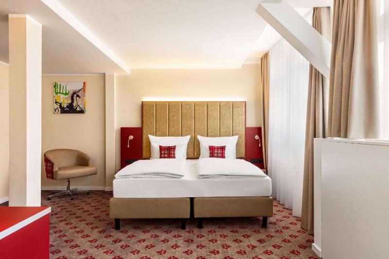 Lounge Accessible Room image 4