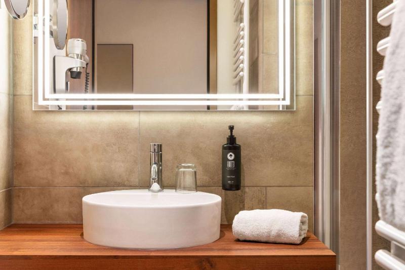 Comfort Twin Room image 4