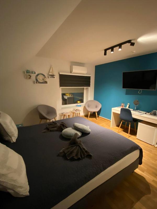 Deluxe Room (2 Adults + 1 Child) image 2
