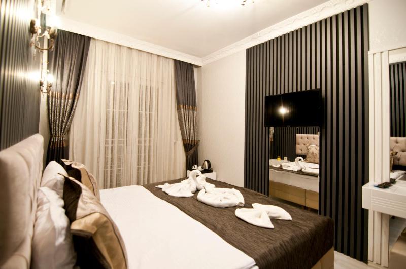 Economy Double Room with Balcony (lower floor) image 3