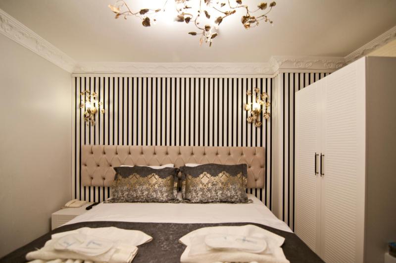 Economy Double Room with Balcony (lower floor) image 2