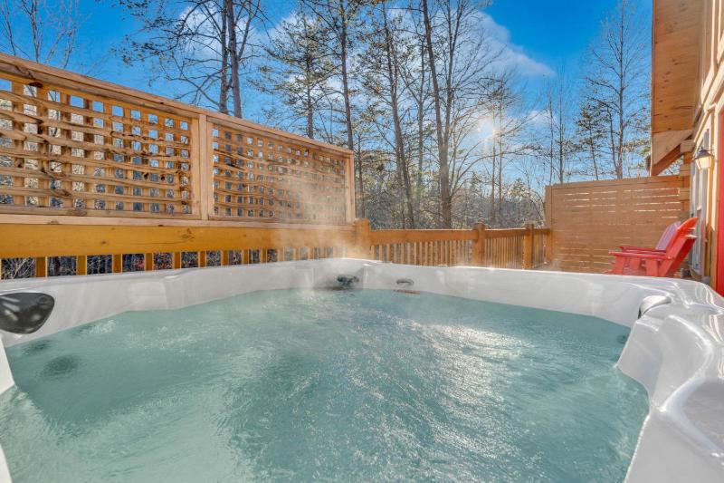 Black Bears and Fireflies Hot Tub Cozy Cabin Retreat in the Smokies Comfort & Fun for All - image 1