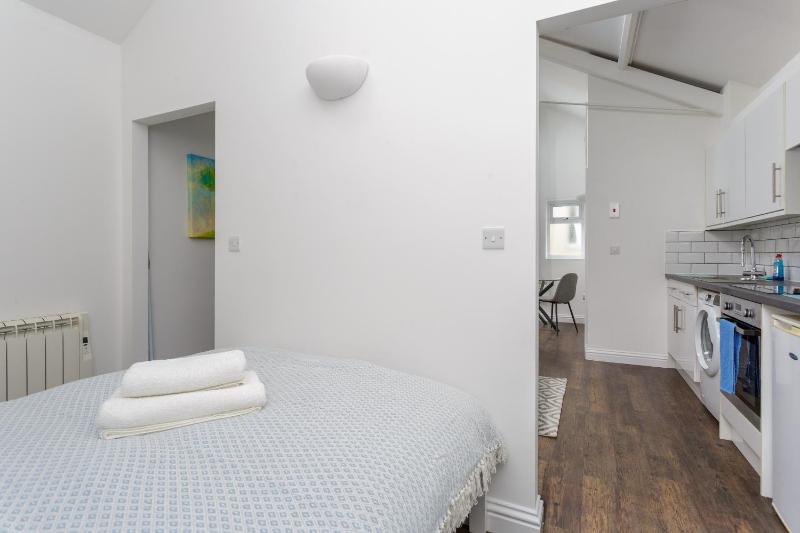 Stylish Self-Contained Annex near City Centre - image 10