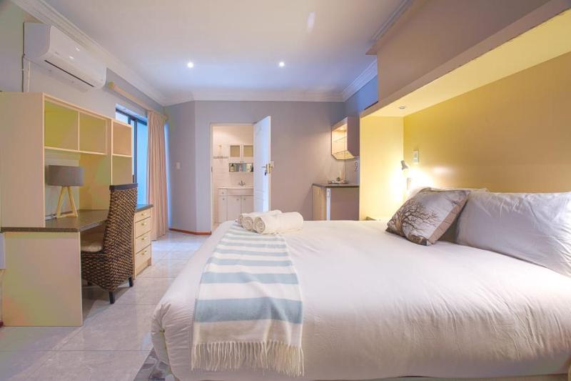 Double Room image 3