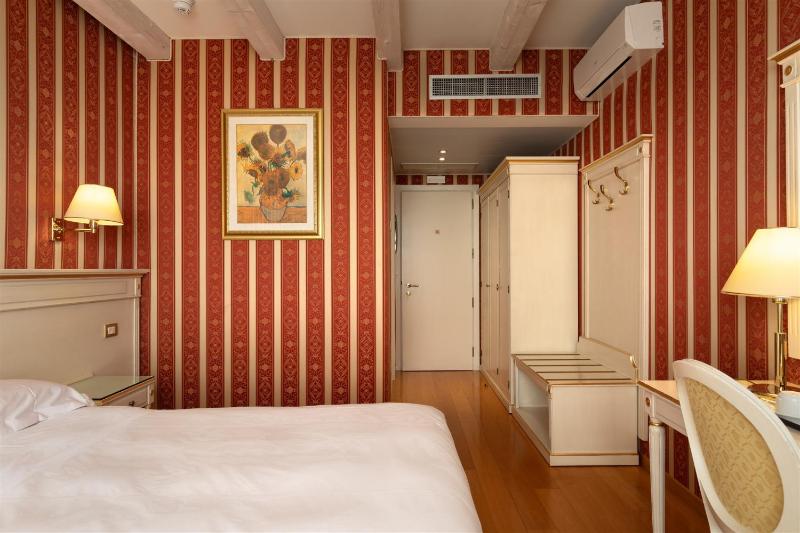 Deluxe Room image 4