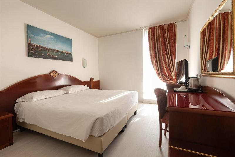 Double Room image 3