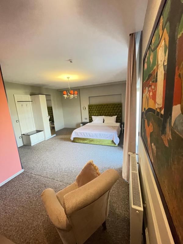 Deluxe Double Room with Balcony image 4