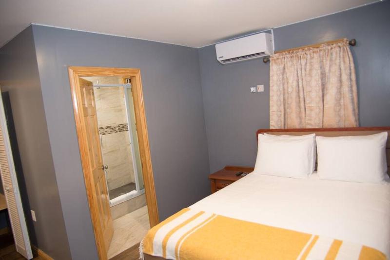 Downstairs 2 Bedroom Avalon Regia Apartment - image 3