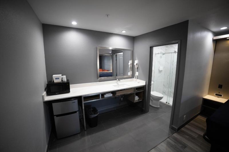 Deluxe King Room - Non-Smoking image 1