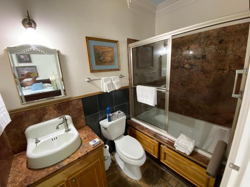 Deluxe Family Room image 3