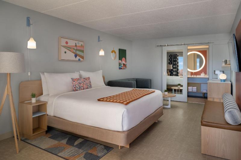 Standard King image 1