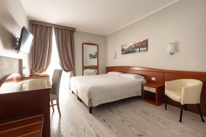 Double Room image 4