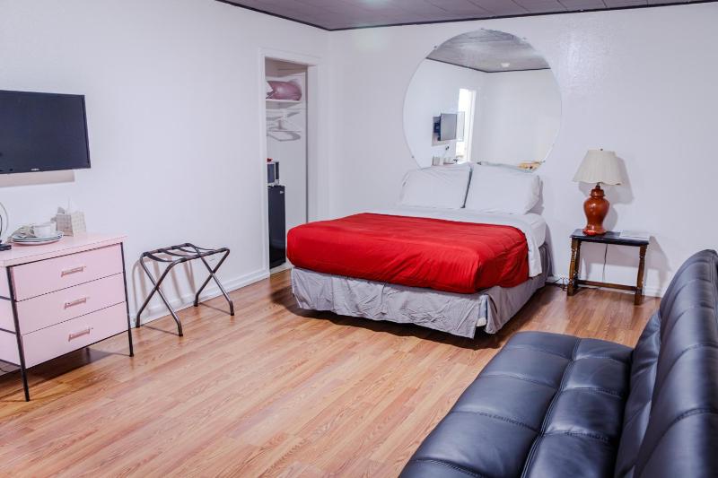 Triple Room with Pool View image 3