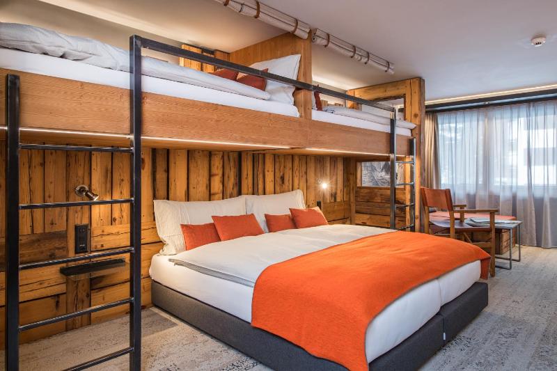 BaseCamp Hotel - image 2
