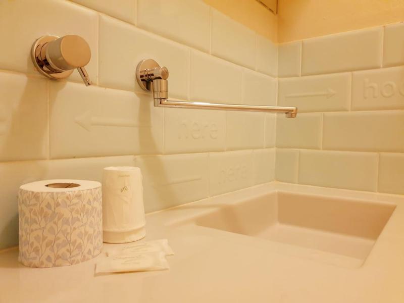 Twin Room with Lake View image 3