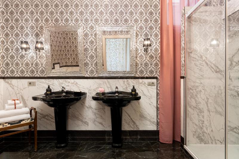 King Suite with Whirlpool image 2