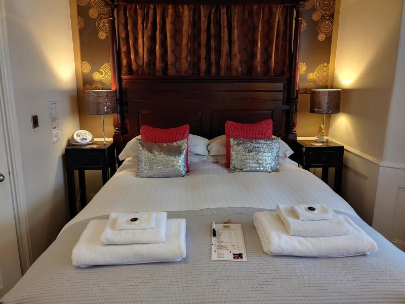 Four Poster King Size Double Room image 1