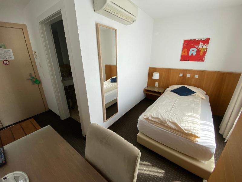 Single Room image 4