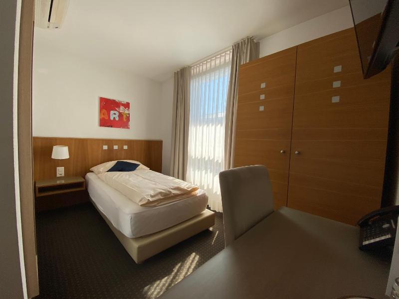 Single Room image 3