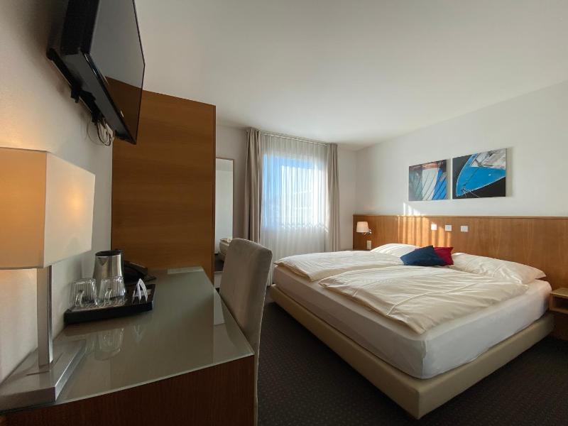 Business Double Room image 3