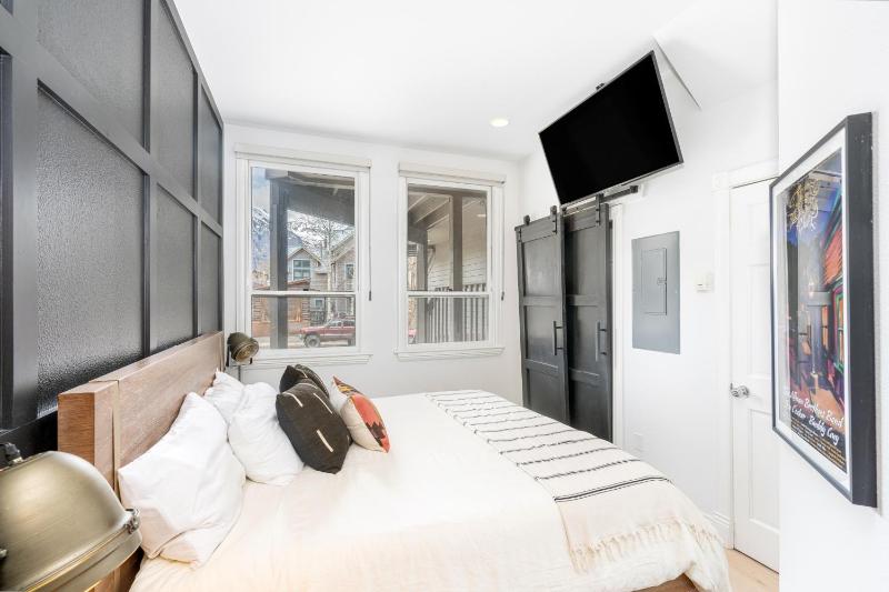 Tri-level condo close to Coonskin Lift! - image 2