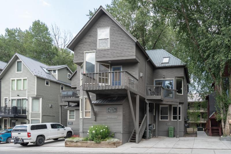 Tri-level condo close to Coonskin Lift! - image 7
