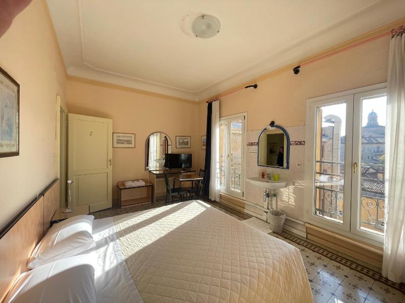 Double Room with Shared Bathroom image 1