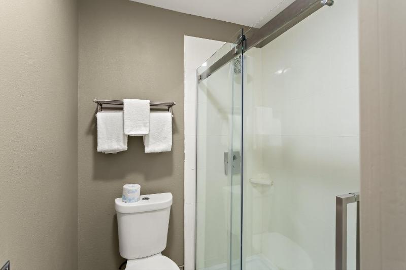 Superior Queen Room with Two Queen Beds - Smoke Free image 2