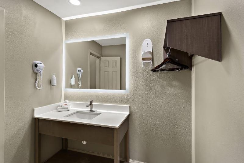 Superior Queen Room with Two Queen Beds - Smoke Free image 4