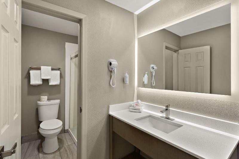 Superior Queen Room with Two Queen Beds - Smoke Free image 3