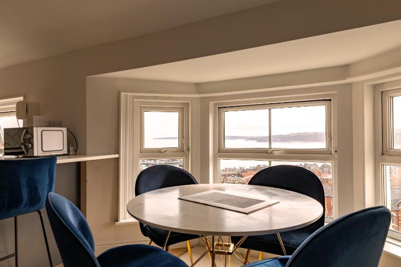 Seabourne Penthouse Stunning Seaviews with optional hot tub hire at Homesweetholidayhomes - image 12