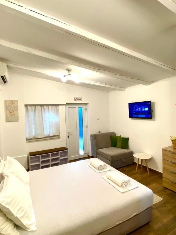 Studio with Terrace image 2