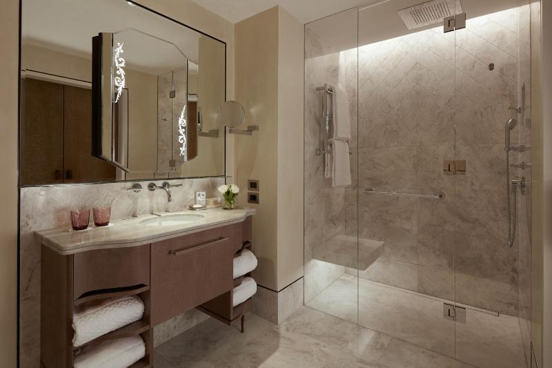 Superior Deluxe King Room image 4
