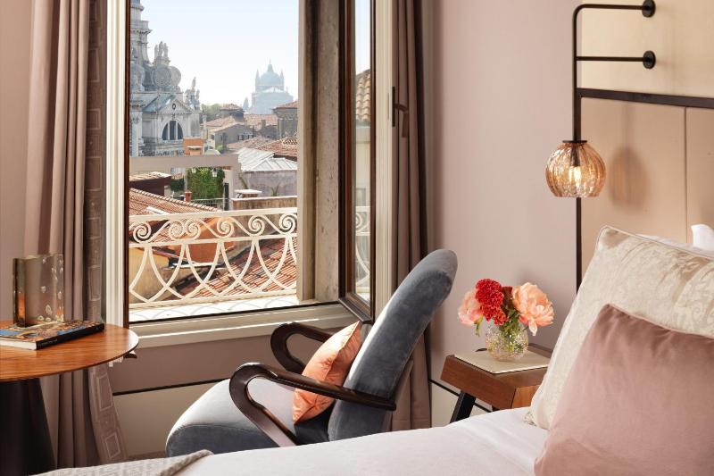 King Room with Partial Canal View image 3