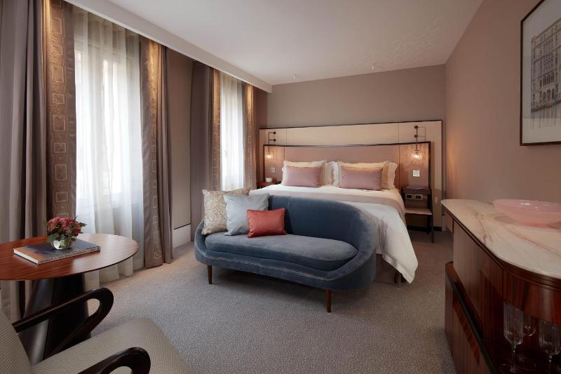 Superior Deluxe King Room image 1