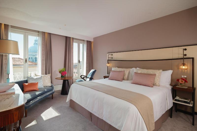 King Room with Partial Canal View image 4