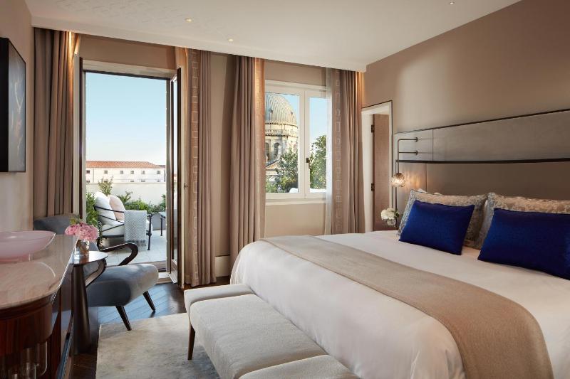 King Room with Terrace and Canal View image 3