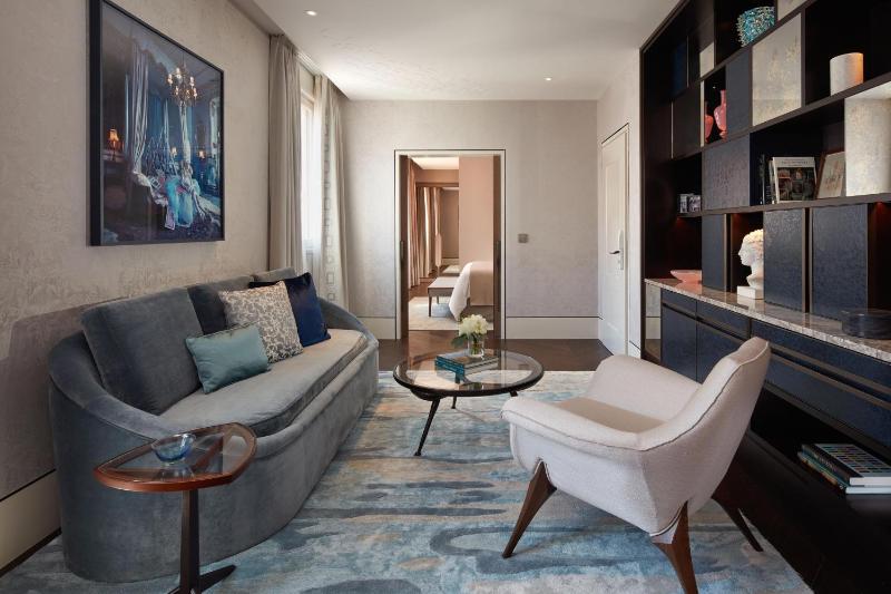 One-Bedroom Venetian King Suite with City View image 4