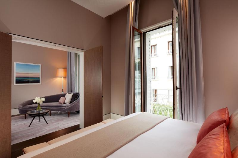 One-Bedroom Venetian King Suite with City View image 3