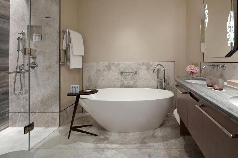 One-Bedroom Venetian King Suite with City View image 2