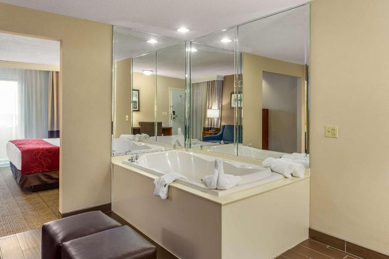 King Suite with Sofa Bed - Non-Smoking image 2