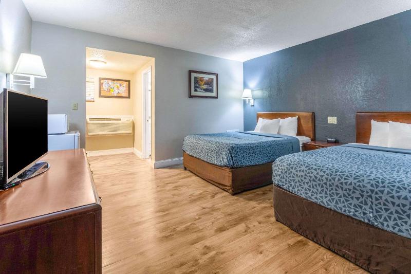 Queen Room with Two Queen Beds with River View- Non-Smoking image 3