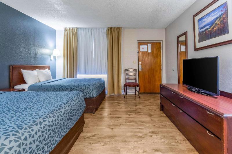 Queen Room with Two Queen Beds with River View- Non-Smoking image 4
