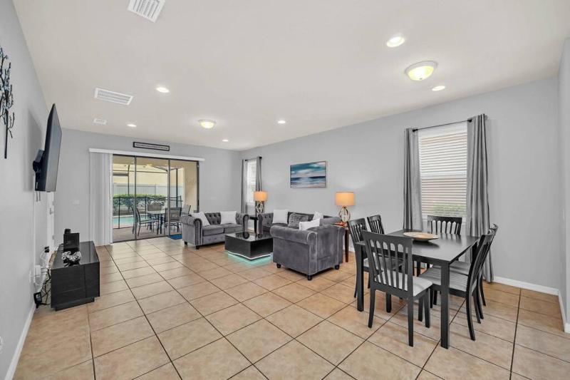 Modern Home - 6 Bedrooms With Private Pool & Spa 10 Minutes to Disney - image 11